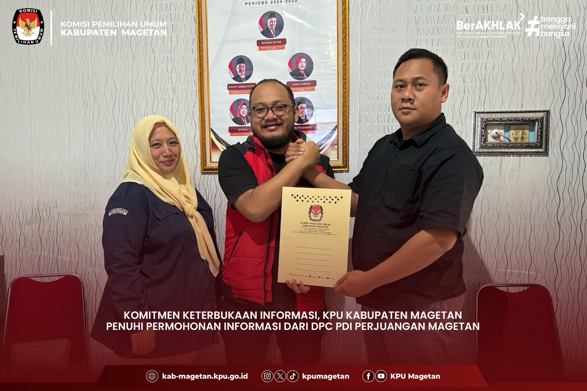 Penyerahan dokumen hasil permohonan informasi